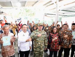 Serahkan 965 Sertipikat Konsolidasi Tanah di Jawa Tengah, Menteri Nusron: Tanah Harus Punya Fungsi Sosial