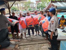 Satpolairud Polresta Pati Bagikan Life Jacket kepada Nelayan Juana untuk Tingkatkan Keselamatan Berlayar