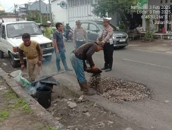 Satlantas Polresta Pati dan Dinas PU Bersatu Atasi Jalan Berlubang di Jalan Pati – Kayen