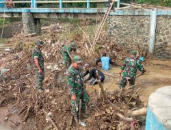 Anggota Koramil Kayen Terjun Ke Sungai Tambak Winong Bersihkan Sampah Yang Menyumbat