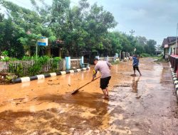 Banjir Surut di Wedarijaksa, Polresta Pati dan Warga Gotong Royong Bersihkan Lumpur