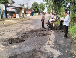 Sinergitas TNI-Polri Berjibaku Tambal Jalan Berlubang di Jalan Pati-Tlogowungu