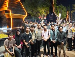 Polrestabes Semarang Kawal Demonstrasi Mahasiswa Kotas Semarang Dengan Humanis