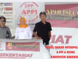 Komunitas UMKM Karawang Enterpreneur Sejahtera Berbagi Takjil untuk Korban Banjir di Desa Parungsari