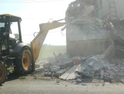 Delapan Bangunan Liar di Jalan Juwana-Tayu Dibongkar Satpol PP Pati