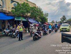 Polres Jepara Kerahkan Ratusan Personil Dalam Pengamanan Lalu-Lintas Di Simpang Hingga Pusat Takjil