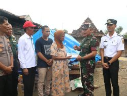 Dandim Pati Serahkan Bantuan Kepada Korban Kebakaran Di Desa Lumbungmas Pucakwangi
