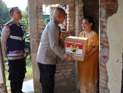 Raih Berkah Ramadan, Kapolresta Pati Blusukan Gang Sempit Bagikan Bansos Kepada Dhuafa