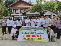Polres Kampar Berbagi Kebahagiaan di Bulan Ramadan, Bagikan Takjil Gratis di Simpang Menanti
