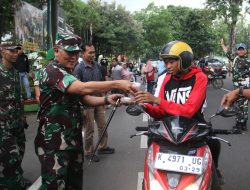 Menebar Berkah Ramadhan, Dandim Pati Bersama Ketua Persit Kodim Pati Berbagi Ratusan Takjil
