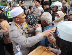 Wujud kepedulian polresta pati, bagikan takjil pada masyarakat di bulan ramadhan