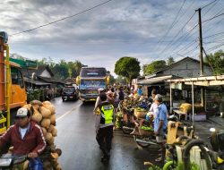 Polsek Ranuyoso dan Satlantas Polres Lumajang Atur Lalu Lintas di Pasar Wates Wetan, Cegah Kemacetan