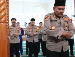 Polresta Pati Gelar Sholat Dzuhur Berjamaah, Eratkan Hubungan dengan Masyarakat di Bulan Ramadhan
