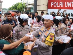 Kapolresta Pati Pimpin Langsung Pembagian Takjil untuk Pengguna Jalan dan Pemudik