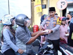 Indahnya Berbagi Di Bulan Ramadan, Kapolres Jepara Bagikan Takjil Ke Pengendara