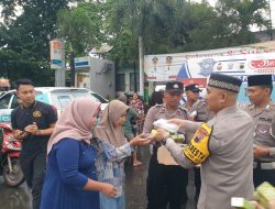 Polresta Pati Bersama RS. KSH Pati Tebar Berkah Ramadhan, Bagikan Takjil Gratis di Jalur Mudik Utama