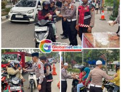 Berkah Ramadhan, Sat Lantas Polres Rokan Hulu Bagikan Takjil Gratis Kepada Masyarakat