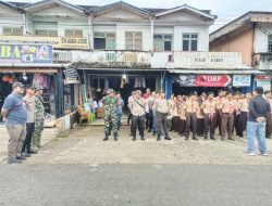 Peduli Lingkungan, Polsek Kabun bersama Upika Gelar Gotong Royong Bersihkan Jalan Raya Jalur 2 (Dua) Desa Kabun