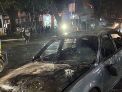 Respon Cepat Polsek Pati Amankan dan Bantu Padamkan Kebakaran Mobil di Perempatan Puri