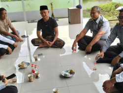 Klien Bapas Pati Ikuti Pembimbingan Kepribadian Melalui Kerja Bakti di Mushola