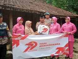 Menyongsong HUT Bhayangkara Ke-79, Kapolsek Sukolilo Bagikan Baksos Ke Warga