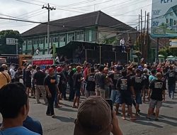 Ratusan Sopir Truk Pengangkut Barang Melakukan Longmarch Tuntut Pembatalan Aturan Baru ODOL di Depan Gedung DPRD Gunungkidul