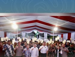 Lampaui Target Penyelesaian PTSL, Menko AHY dan Wamen Ossy Serahkan Langsung Sertipikat Masyarakat Kabupaten Pacitan