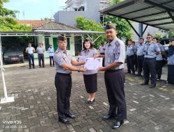 Bapas Pati Anugerahkan Penghargaan Pegawai Teladan dan Petugas Layanan Terbaik Bulan Juni 2025