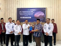Mahasiswa FDKI IAIN Kudus Usai Ikuti PPL Di Lapas Pati, Dosen Berikan Plakat Kepada Kalapas