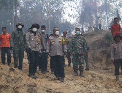 Wakapolda Riau Bersama Bupati Rokan Hulu Pimpin Pemadaman Api di Wilayah Rokan Hulu