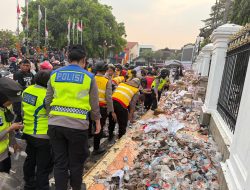 Pasca Unjuk Rasa, Polisi Berjibaku Bersihkan Sampah di Sekitar Alun-Alun Pati