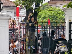 Diduga Disusupi Anarko, Ekskalasi Mulai Meningkat Peserta Aksi Mulai Melempari Petugas