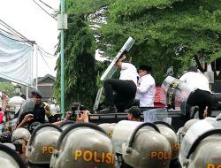 Polisi Kawal Bupati Pati Temui Peserta Aksi, Massa Lempari