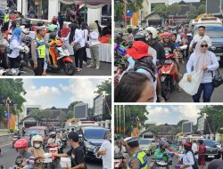 Polisi Amankan Jalannya Aksi Damai, Emak-Emak Membagikan 700 Nasi Bungkus kepada Warga