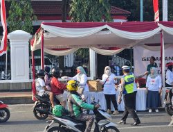 ORASI CINTA DAMAI DI ALUN ALUN, GERAKAN EMAK-EMAK PATI MEMBAGIKAN RIBUAN NASI BUNGKUS