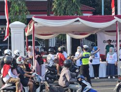 ORASI CINTA DAMAI DI ALUN ALUN, GERAKAN EMAK-EMAK PATI MEMBAGIKAN RIBUAN NASI BUNGKUS