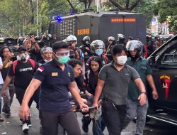 Aksi Unjuk Rasa Pendemo Anarkis dari kelompok Anarko yang bertujuan melakukan anarkisme di Depan Mapolda Jateng Berakhir Ricuh, Polisi Ambil Tindakan Kepolisian secara Tegas dan Terukur