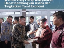Serahkan Sertipikat ke Penggiat UMKM di Garut, Wamen Ossy Harap Masyarakat Dapat Kembangkan Usaha dan Tingkatkan Taraf Ekonomi