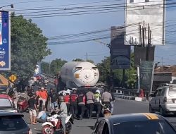 Ada Momen Menarik, Polisi Bantu Dorong Kendaraan Peserta Aksi Damai yang Mogok dan Aksi Berjalan Kondusif