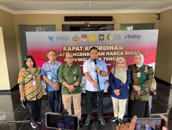 Pastikan Harga Beras Tetap Terjangkau, Tim Satgas Pangan Polda Jateng Tempel Stiker HET Beras Medium dan Premium di Pertokoan Modern