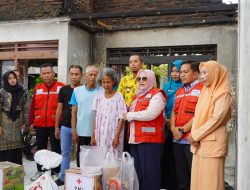 Korban Kebakaran Desa Prawoto Dapatkan Bantuan dari PMI Kabupaten Pati