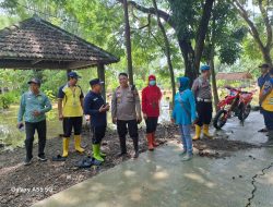 Polsek Batangan Bersama Forkopimcam Bergerak Cepat Tangani Jebolnya Tanggul Sungai Gandam