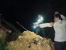 Polsek Sukolilo Terjun Langsung Membantu Warga yang Terdampak Banjir dan Longsor