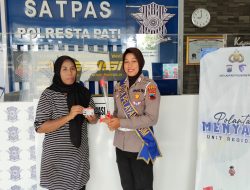 Pelayan Humanis, Anggota Satpas Pati Berikan Apresiasi Kemasyarakat Tertib Administrasi