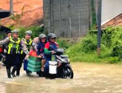 Polresta Pati Terjun Langsung Bantu Warga yang Terdampak Banjir di Jalur Pantura Batangan