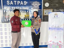Polantas Menyapa, Duta Pelayanan Satpas Polresta Pati Berikan Hadiah Ke Pemohon SIM Tertib Administrasi
