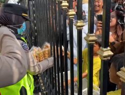 Aksi Humanis Polwan Negosiator : Beli Dagangan Anak Kembar di Tengah Pengamanan Sidang Hak Angket DPRD Pati