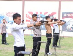 Asah Ketangkasan, Puluhan Polisi Jepara Latihan Menembak di Lapangan Bhayangkara