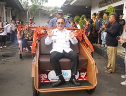 Kayuh Harapan Tanpa Lelah, Tukang Becak Lansia Pati Kini Nikmati Era Becak Listrik
