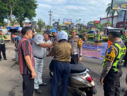 Aksi Humanis Satlantas Pati: Edukasi Keselamatan, Helm Gratis, hingga Bantu Istri Nelayan Korban Ekor Ikan Pari